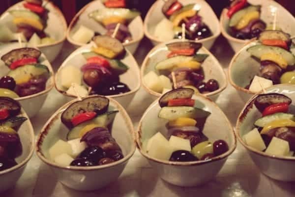 Entdeckermagazin kostet beim Meet & Greet mit Jamie Oliver süße Desserts