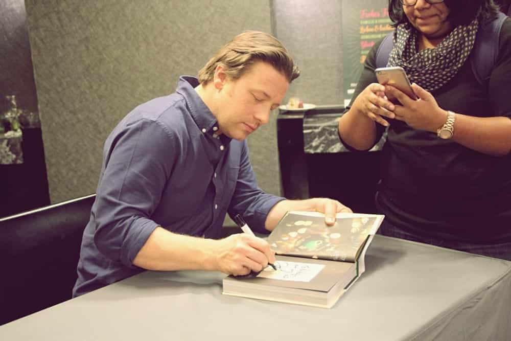 Jamie Oliver signiert sein Weihnachtskochbuch beim Interview mit dem Entdeckermagazin Miomente
