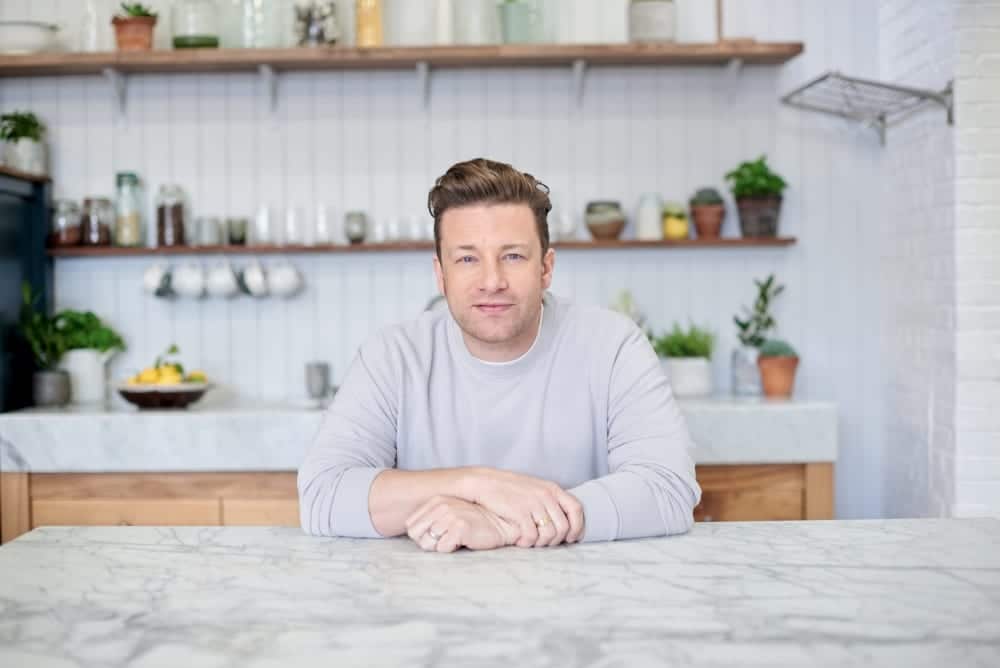 Starkoch Jamie Oliver | Jamies 5 Zutaten-Küche | Entdeckermagazin Miomente