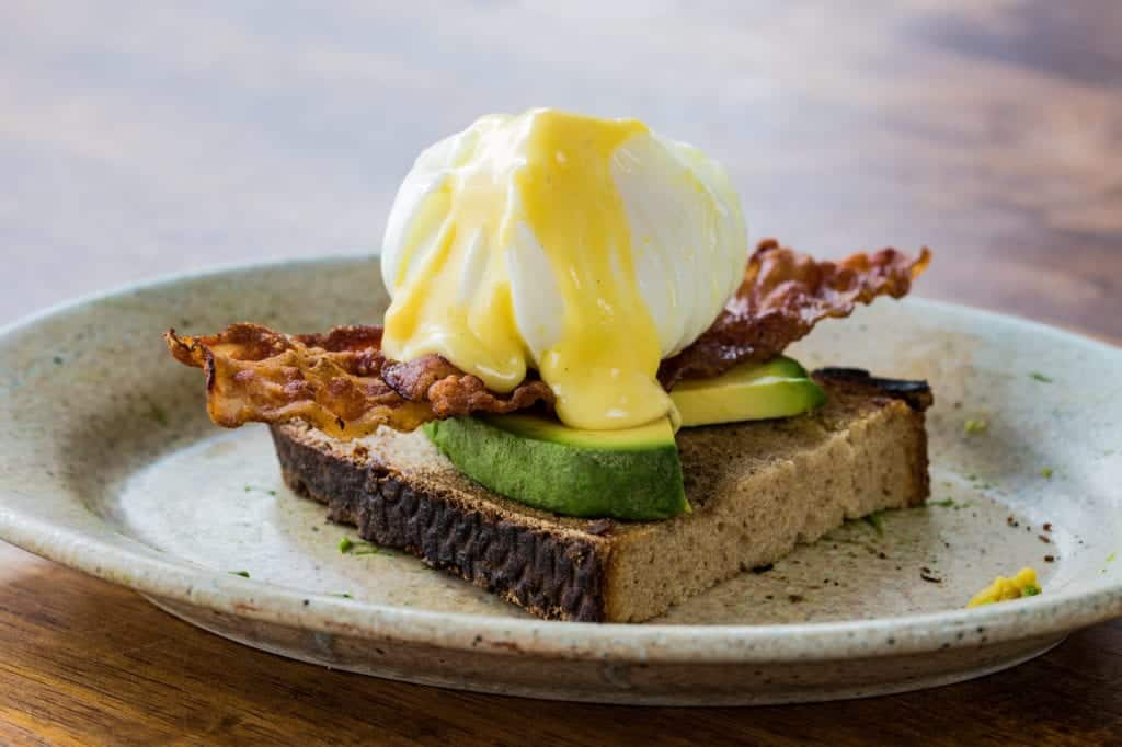 Eggs Benedict mit Avocado und Bacon | Entdeckermagazin Miomente