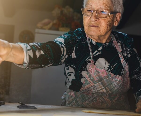 Italienische Großmutter beim Kochen