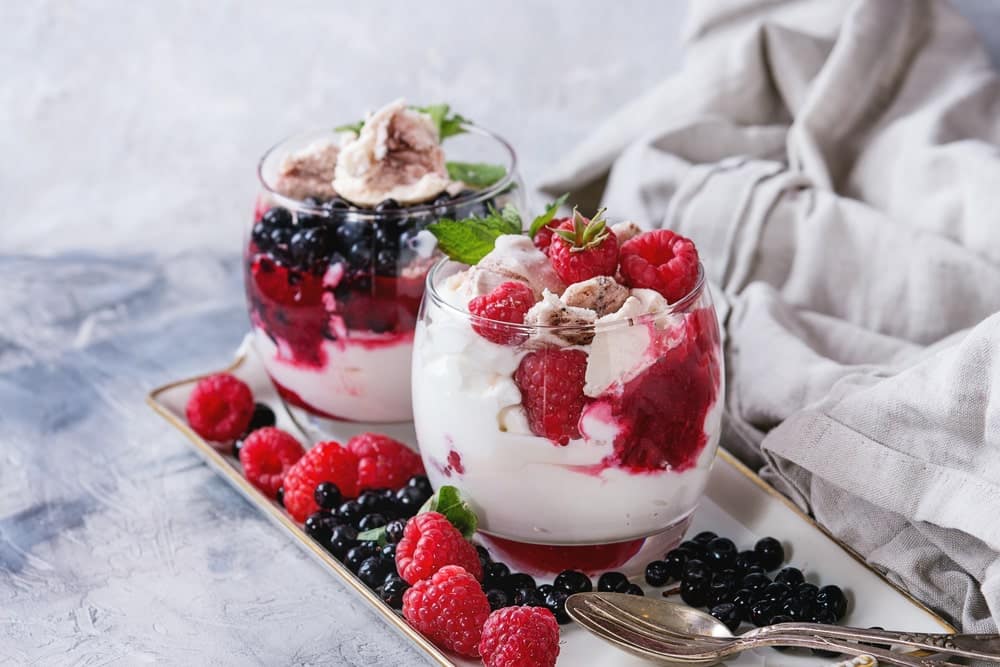 Zabaionecreme mit Sahne und Beeren