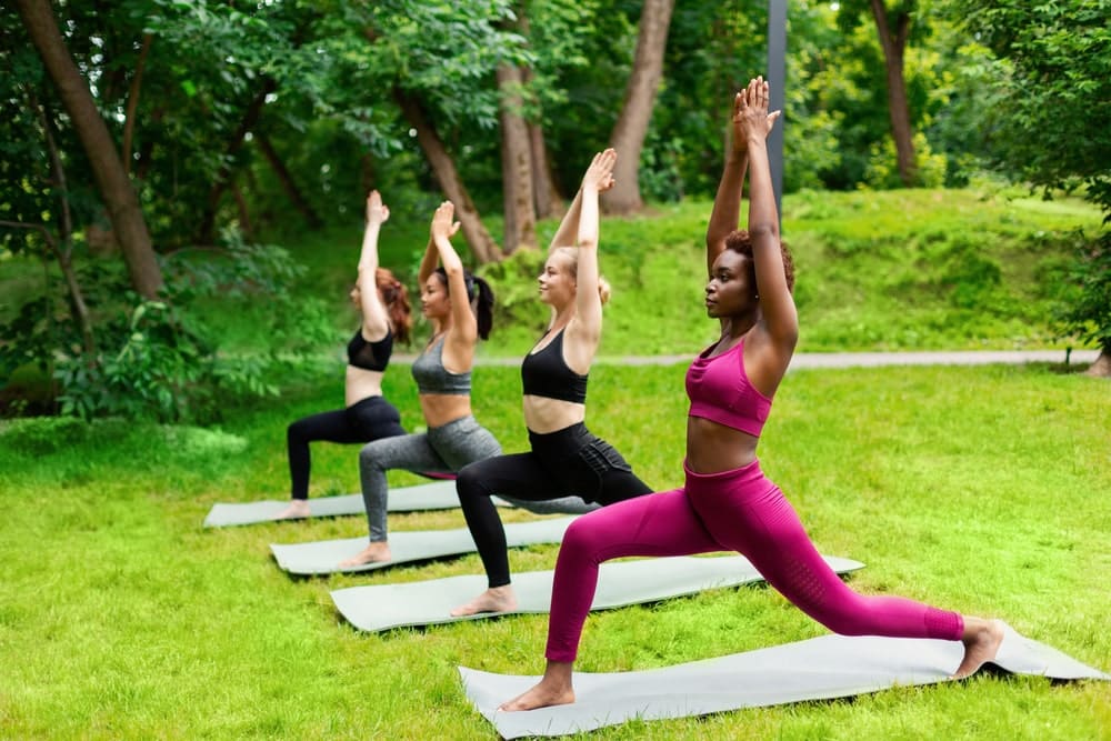 Frauen machen Yoga im Park