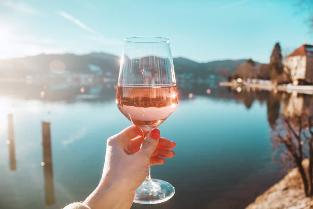 Ein Glas Rosé am Seeufer